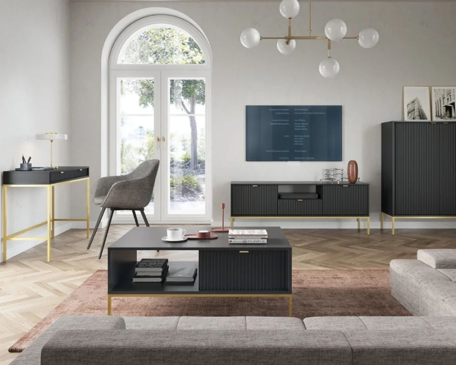 Elegante Wohnzimmer-Möbel in Schwarz mit goldenen Gestellen für ein luxuriöses Ambiente.