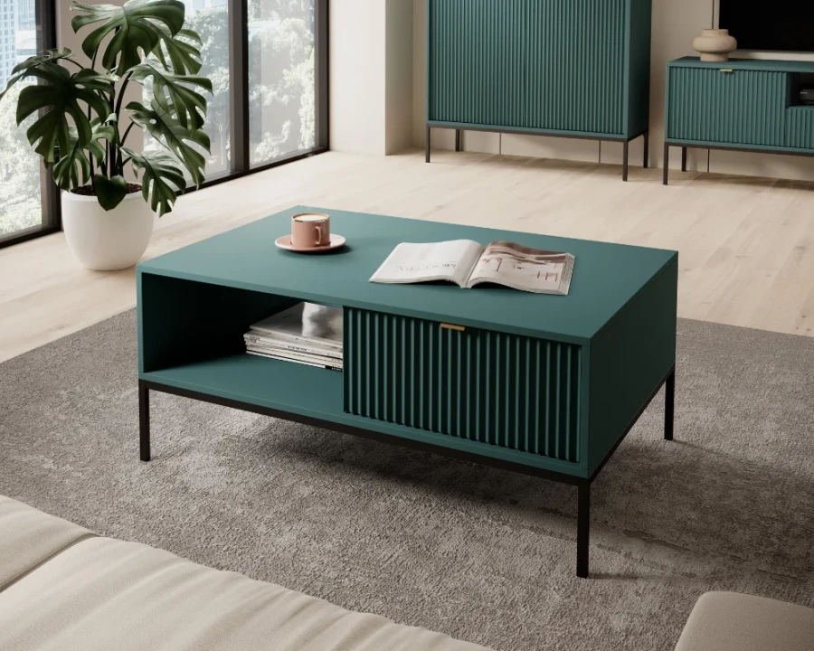 Moderner Couchtisch in Petrolgrün mit schwarzen Metallbeinen und Riffelfront im Wohnzimmer.