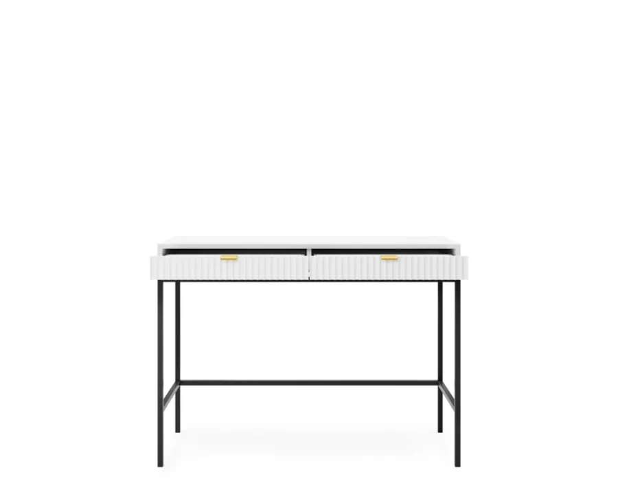 Moderner weißer Schreibtisch mit Riffeloptik, schwarzem Gestell und zwei leicht geöffneten Schubladen.