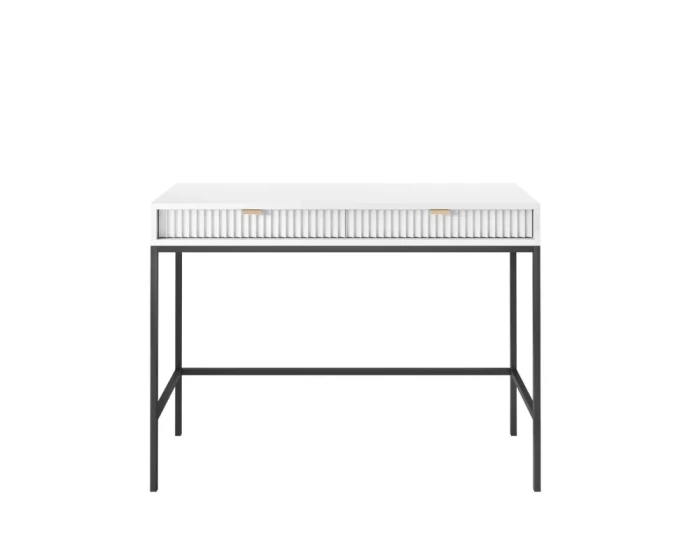 Frontalansicht: Eleganter weißer Schreibtisch mit Riffeldesign und schwarzem Metallrahmen.