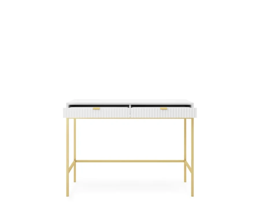 Moderner weißer Schreibtisch mit geriffelten Schubladen und edlem goldenem Metallgestell.