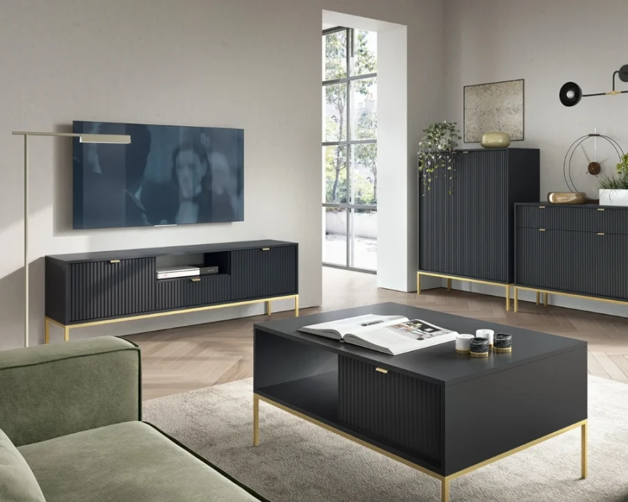 Schwarzes Möbelset fürs Wohnzimmer mit goldenen Akzenten und vertikaler Rillenstruktur an den Fronten.