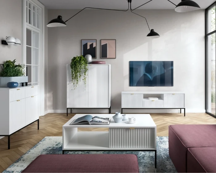 Weiße NOVO Möbel mit Rillenoptik und schwarzen Metallbeinen in einem hellen, modernen Wohnzimmer.