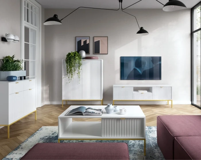 Elegante NOVO Wohnmöbel in Weiß mit geriffelten Fronten und goldenen Füßen für ein luxuriöses Flair.