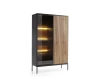 Modernes Highboard in Schwarz mit Eichenholz-Lamellen und integrierter LED-Beleuchtung.