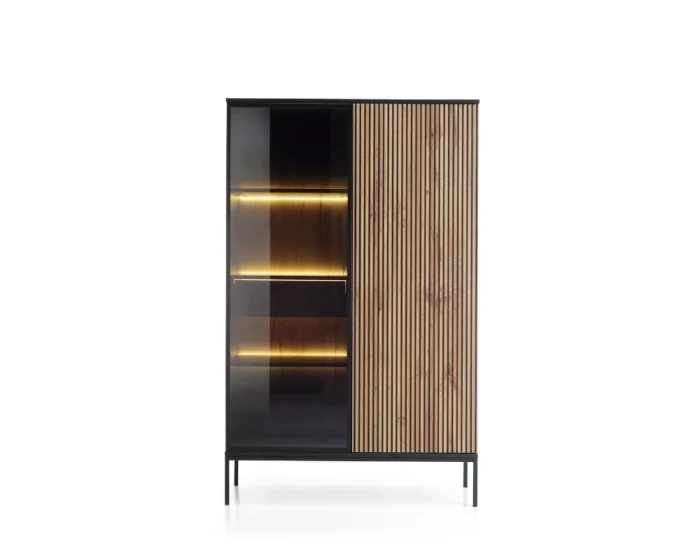 Frontalansicht einer stilvollen Vitrine mit Holzlatten-Design und beleuchteten Glasregalen.