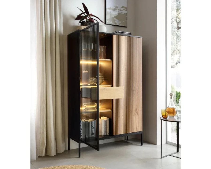 Eingerichtetes Highboard mit geöffneter Glastür in einem modernen Wohnzimmer-Ambiente.