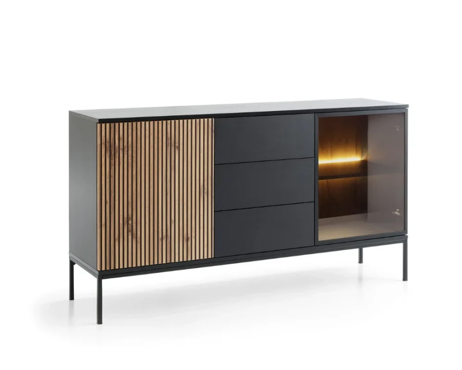 Breites Sideboard mit drei Schubladen, Holzlamellen-Tür und LED-Glasvitrine.