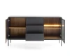 Sideboard offen: Schwarze Schubladen, Holzlamellen-Tür und Glasfront mit LED-Licht.