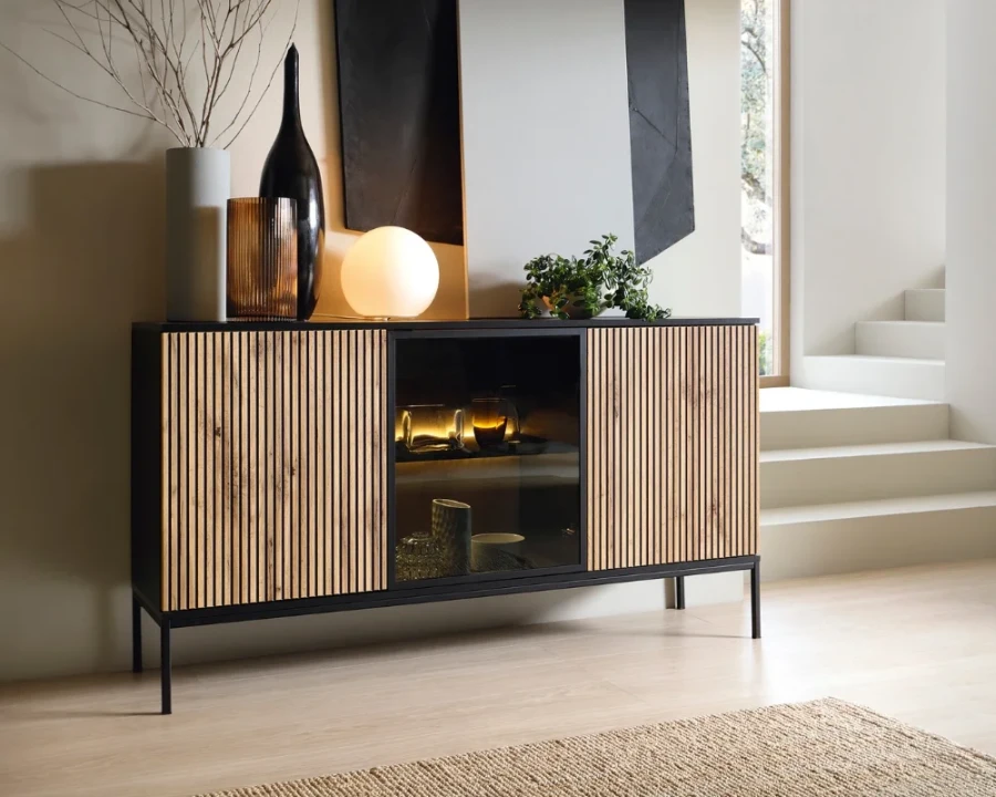 Sideboard mit Lamellen-Design im modern dekorierten Wohnzimmer-Ambiente.