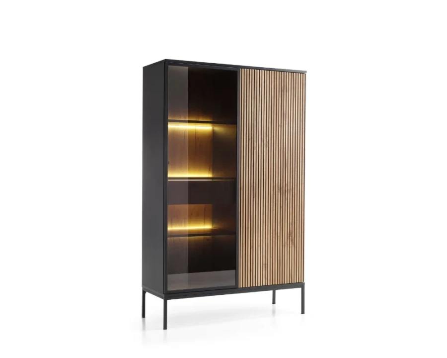 Hohe Vitrine mit Holzlamellen und LED-Beleuchtung auf weißem Hintergrund.