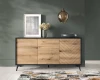 Sideboard in Eiche mit Fischgrätmuster und schwarzen Füßen als stilvoller Blickfang.