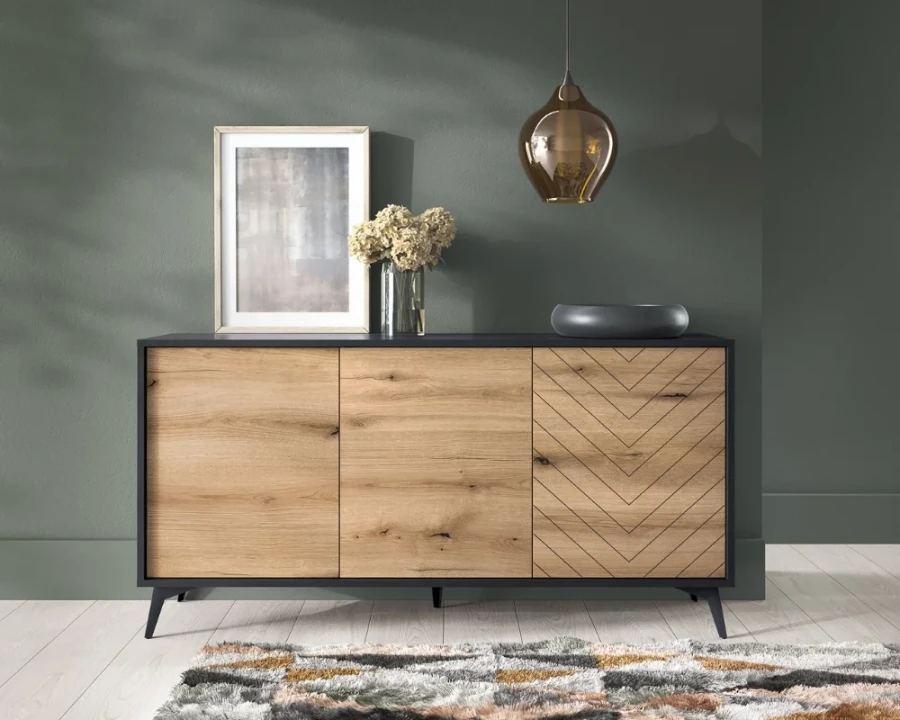 Sideboard in Eiche mit Fischgrätmuster und schwarzen Füßen als stilvoller Blickfang.