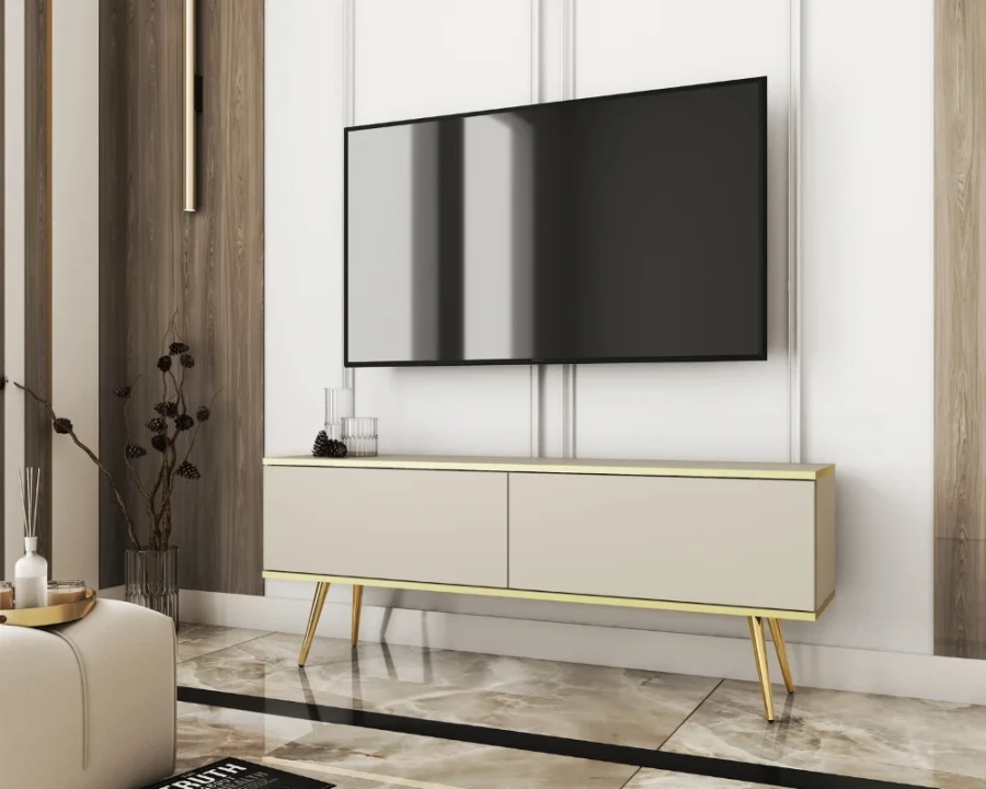 Beiges Lowboard mit goldenen Details und Füßen unter einem wandmontierten Fernseher.