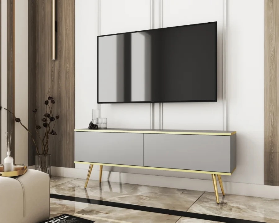 Graues TV-Sideboard mit goldenen Beinen und dekorativem Goldrand für ein luxuriöses Wohnzimmer.