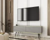 Graues TV-Lowboard mit schwarzen Beinen und Golddetails im modernen Wohnzimmer.