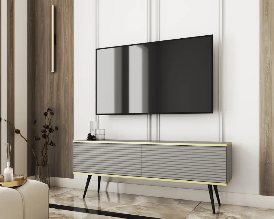 Graues TV-Lowboard mit schwarzen Beinen und Golddetails im modernen Wohnzimmer.