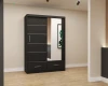 Dunkler Kleiderschrank mit Schiebetüren, Ganzkörperspiegel und zwei Schubladen im Schlafzimmer.