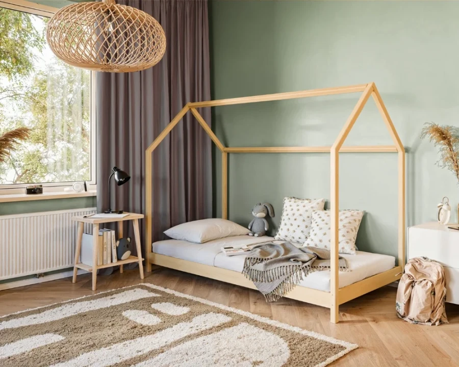 Modernes Hausbett aus Naturholz in einem hellen Kinderzimmer mit skandinavischer Dekoration.