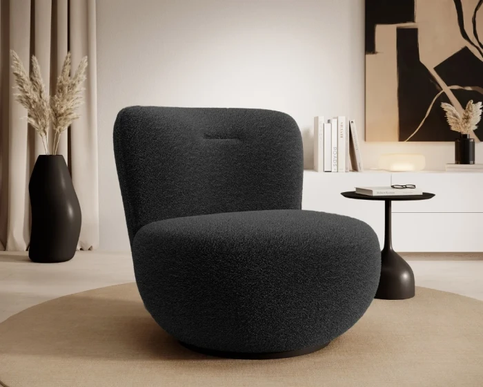 Dunkelgrauer Bouclé-Drehsessel in einem eleganten, modernen Interieur mit schwarzen Akzenten.
