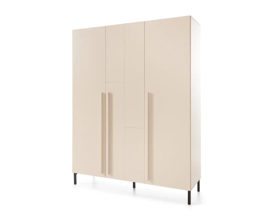 Dreitüriger Kleiderschrank Sorento in Beige mit minimalistischen Griffen und schwarzen Beinen.