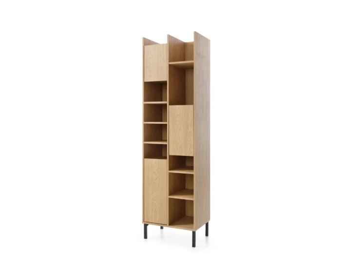 Hohes Bücherregal in heller Holzoptik für das Jugendzimmer, Teil der vielseitigen Sorento Möbelserie.