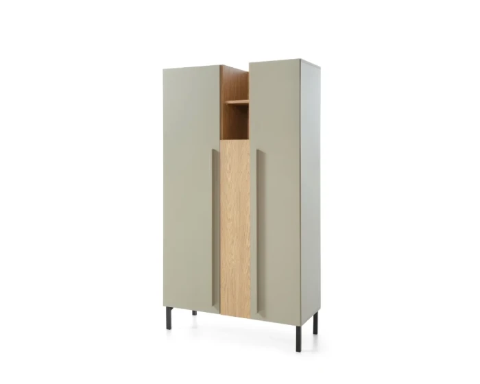 Moderner Schrank in Salbeigrün mit vertikalem Holz-Element und langen Griffen.