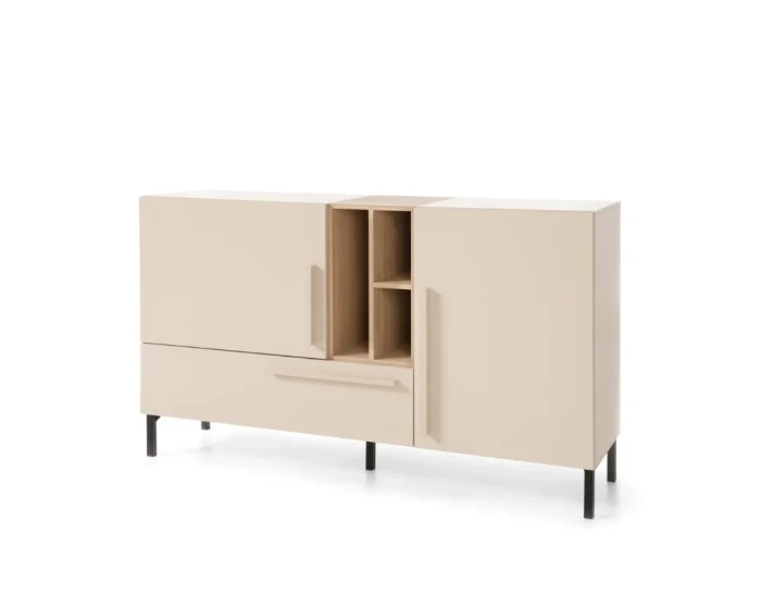 Beiges Sideboard mit vertikalen Griffen und offenem Regalfach aus Holz auf schwarzen Füßen.
