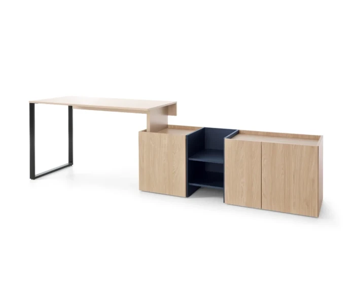 Funktionaler Eckschreibtisch in Holzoptik mit integriertem dunkelblauen Regalfach.