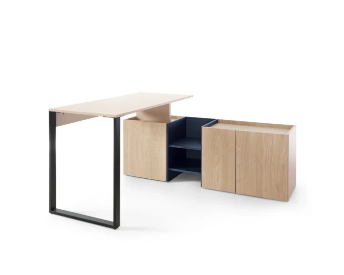 Moderner Schreibtisch in Eiche-Optik mit blauem Regalelement und schwarzen Metallbeinen.