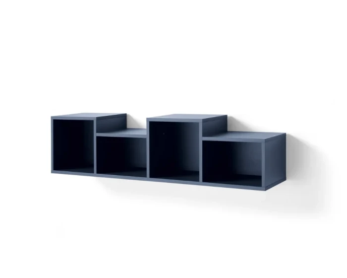 Dunkelblaues Wandregal mit asymmetrischen Fächern für modernes Wohndesign.