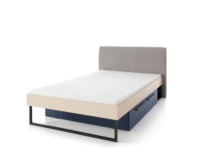 Einzelbett in Beige mit navyblauen Bettschubladen und grauem Kopfteil für das Gästezimmer.