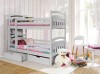 Hellgraues Etagenbett aus Massivholz mit Schubladen für mehr Stauraum im Kinderzimmer.