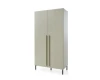 Moderner Kleiderschrank in Salbeigrün mit minimalistischem Design und schwarzen Metallbeinen.