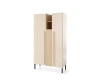 Eleganter Kleiderschrank in Beige mit zentralem Eichen-Akzent und schlanken schwarzen Beinen.