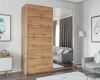 Kleiderschrank in Eiche-Optik mit großer Spiegeltür im stilvoll eingerichteten Wohnzimmer.