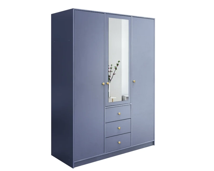 Hellblauer Kleiderschrank mit Spiegeltür, drei Türen und Schubladen.