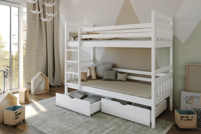Modernes weißes Kinder-Etagenbett im gemütlich eingerichteten Kinderzimmer mit Deko.