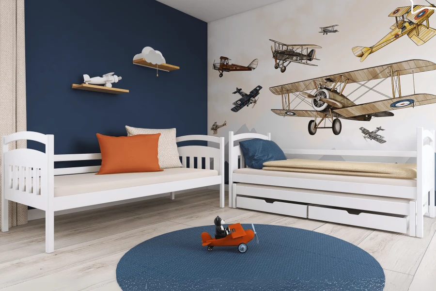 Weißes Kinderbett im Flugzeug-Themenzimmer mit blauem Teppich und Wanddekoration.