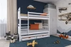 Modernes weißes Etagenbett im Kinderzimmer mit Flugzeug-Motiven und Spielzeug.