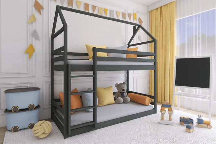 Gemütlich eingerichtetes Kinderzimmer mit grauem Haus-Etagenbett, Kissen und Spielzeug.