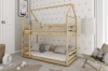 Ingerichte kinderkamer met modern huis-stapelbed van hout en decoratie.