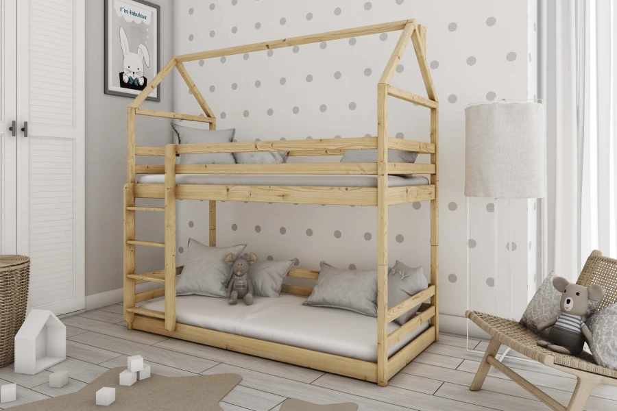 Ingerichte kinderkamer met modern huis-stapelbed van hout en decoratie.