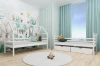 Modernes Kinderzimmer mit weißem Hausbett und dekorativer Dschungel-Tapete.