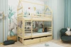 Kinderzimmer-Inspiration: Hausbett Etagenbett im Dschungel-Design mit Tier-Wandbild und Kissen.