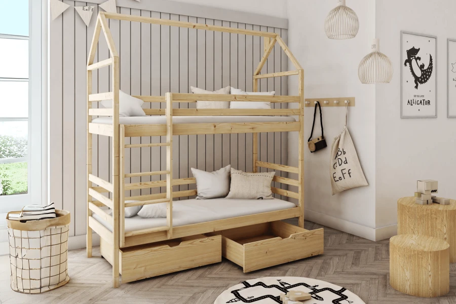 Modern huisbed stapelbed van hout in lichte kinderkamer met Scandinavische decoratie.