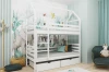 Aufgebautes Etagenbett in Haus-Optik in Weiß mit Schubladen, passend zum Dschungel-Thema im Kinderzimmer.