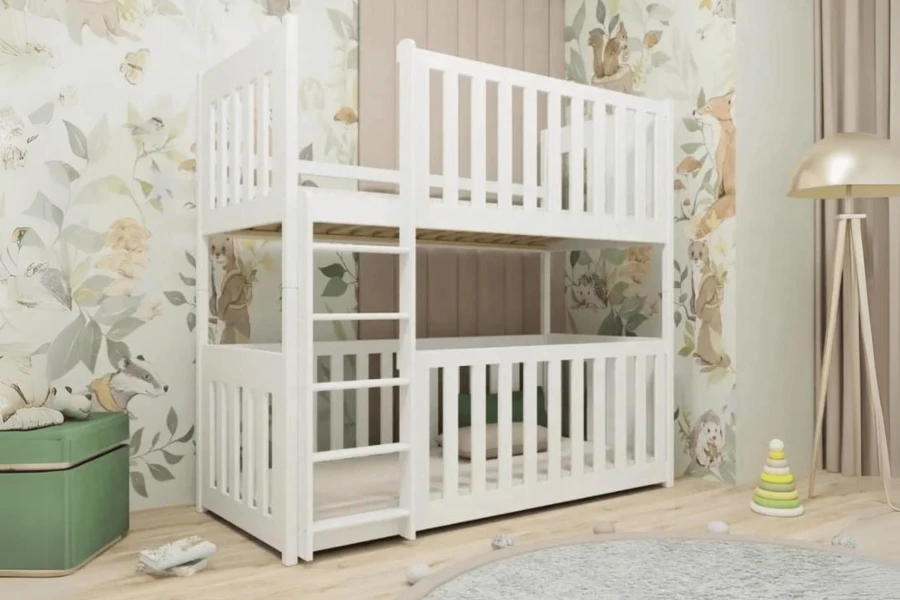 Wit houten stapelbed voor kinderen met uitvalbeveiliging en ladder in de kinderkamer.