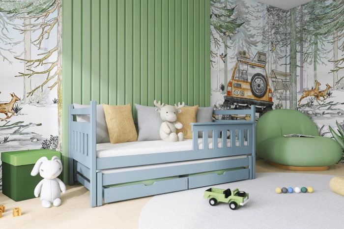 Blaues Kinderbett im modern gestalteten Kinderzimmer mit Waldtapete, Kissen und Spielzeugautos.