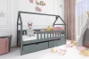 Graues Kinderhausbett mit Schubladen in einem gemütlich dekorierten Kinderzimmer.
